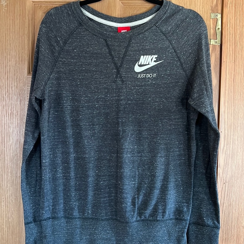 Nike women’s lounge pull over shirt Medium